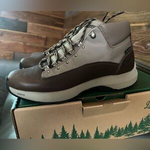 NIB WOMEN'S CAPRINE EVO BOOTS (size 8)